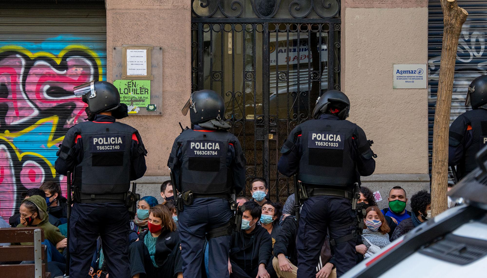 Desahucio en la calle Consell de Cent de Barcelona, el 13 de noviembre de 2020.